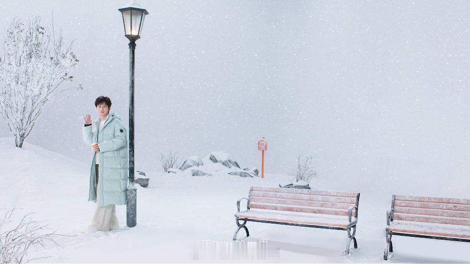 成毅冰雪心动瞬间成毅在冰雪天地间，用多样羽绒服展现时尚态度。与雪嬉戏的模样活力满