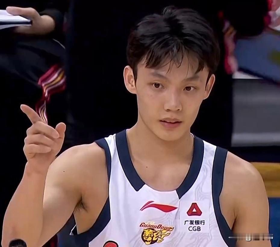 球队大脑！萨林杰谈徐杰：

“徐杰是球队的大脑。”

“他在场上。”

“一切都