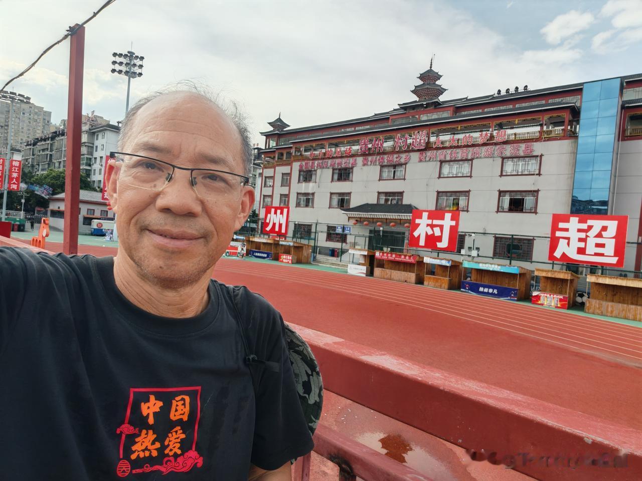 打卡贵州村超足球场
   在榕江，必须打卡村超足球场，一个小小的县城能够轰动全国