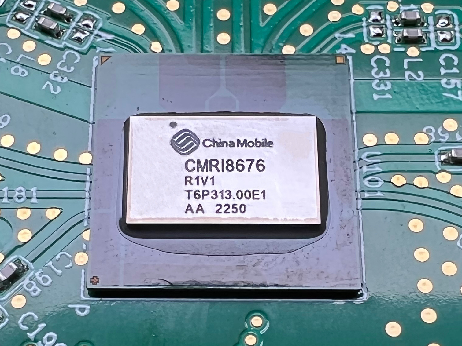 芯片突破又一个好消息：中国移动成功研制“破风8676”可重构5G射频收发芯片。中