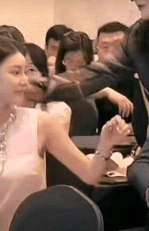 看来张兰和马筱梅之间的婆媳关系，不是很理想，两人一起参加活动，提前坐好的马筱梅，