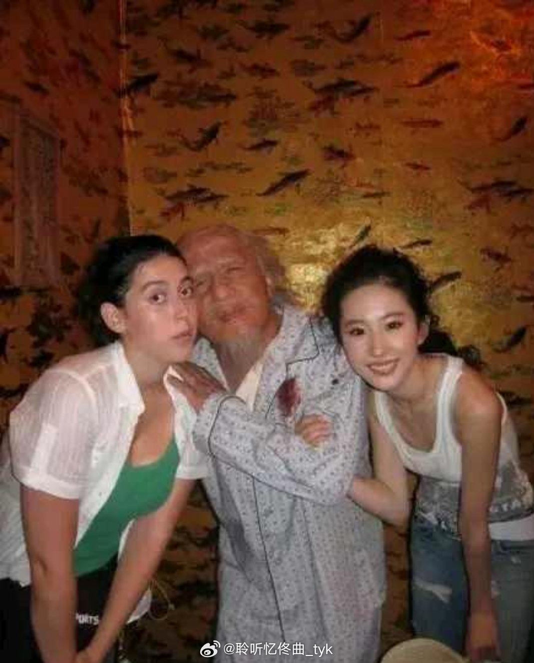 天呐，中间这个人竟然是成龙，差点没认出来 
