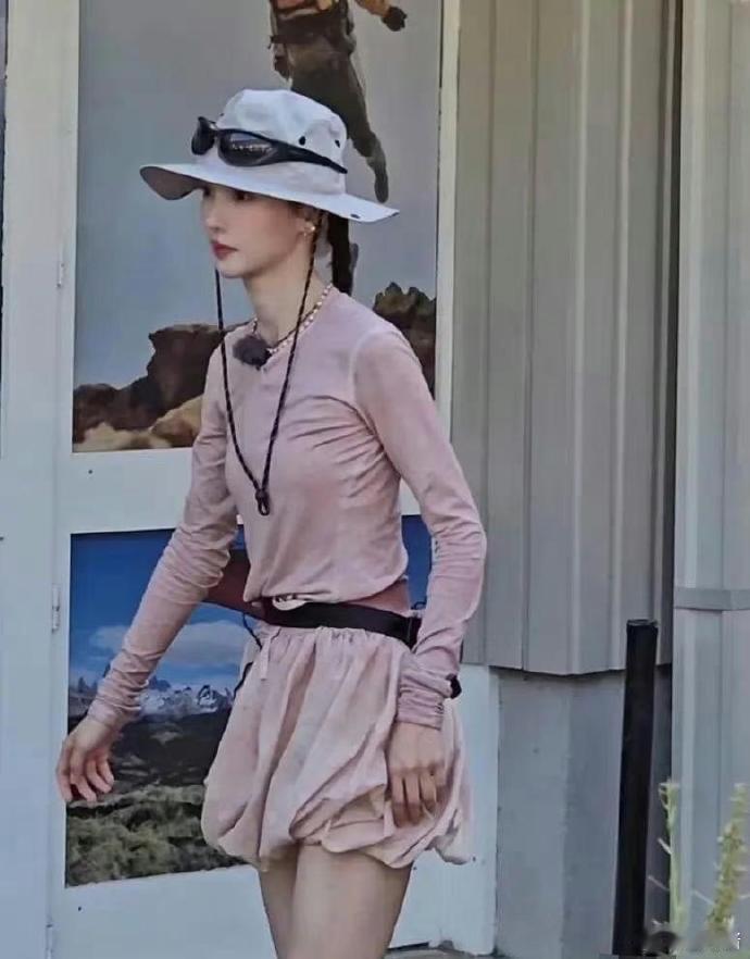 感觉金晨的身材好幼态啊 ​​​