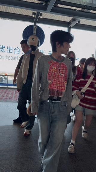 我绷不住了，这俩人走路怎么一个路子 ​​​