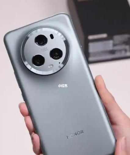 荣耀Magic5 Pro在市场中的定位显而易见，其具有高性能、高续航和优质拍摄效