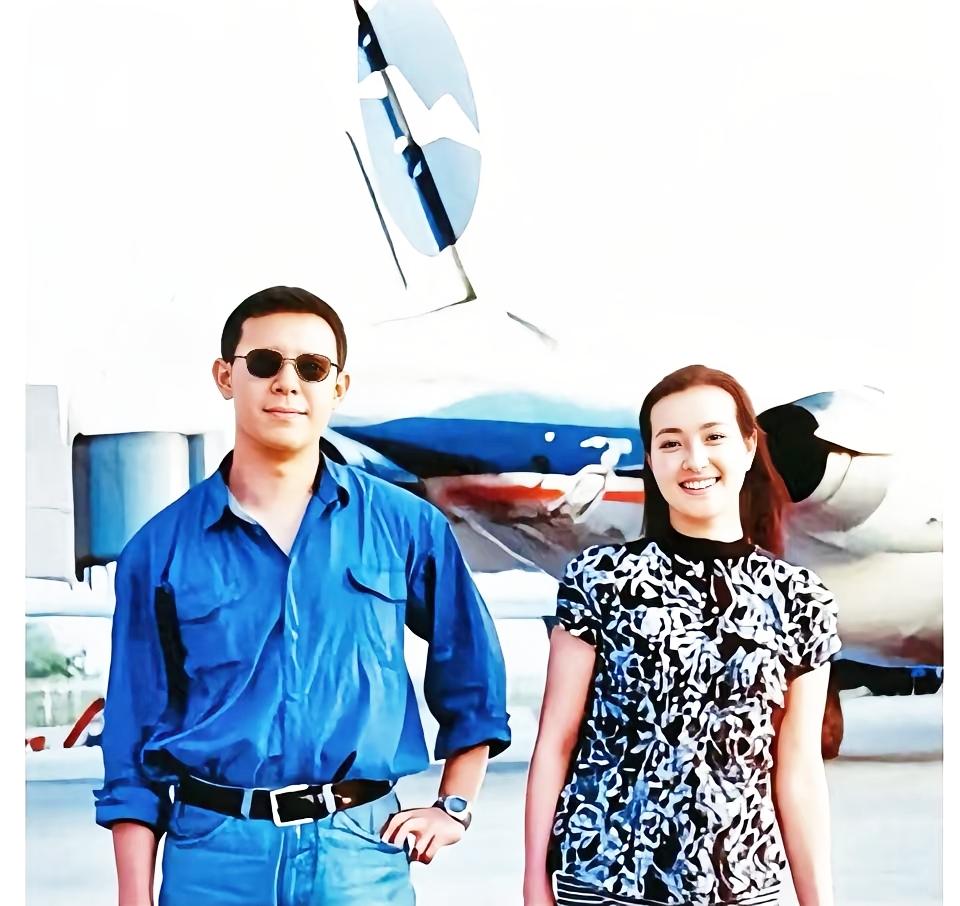 1992年6月，热恋中的姜文与刘晓庆在沈阳机场留下了一张合影。