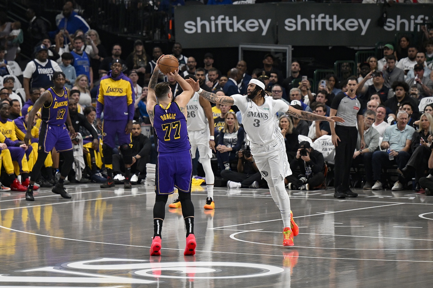 拿蜗牛生忽悠是吧~阿里纳斯在节目中谈到了浓眉的交易流言。他说：“我觉得如果能把安