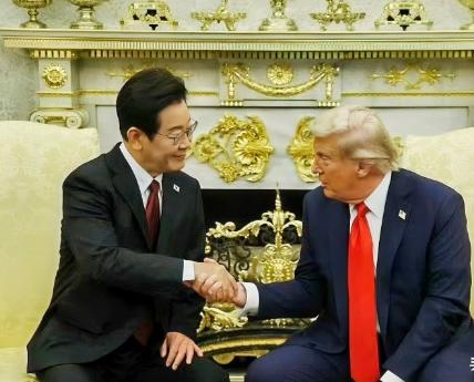 一片哗然！韩国总统李在明会晤特朗普时竟然坐姿像个小学生！韩国总统李在明到访白宫之