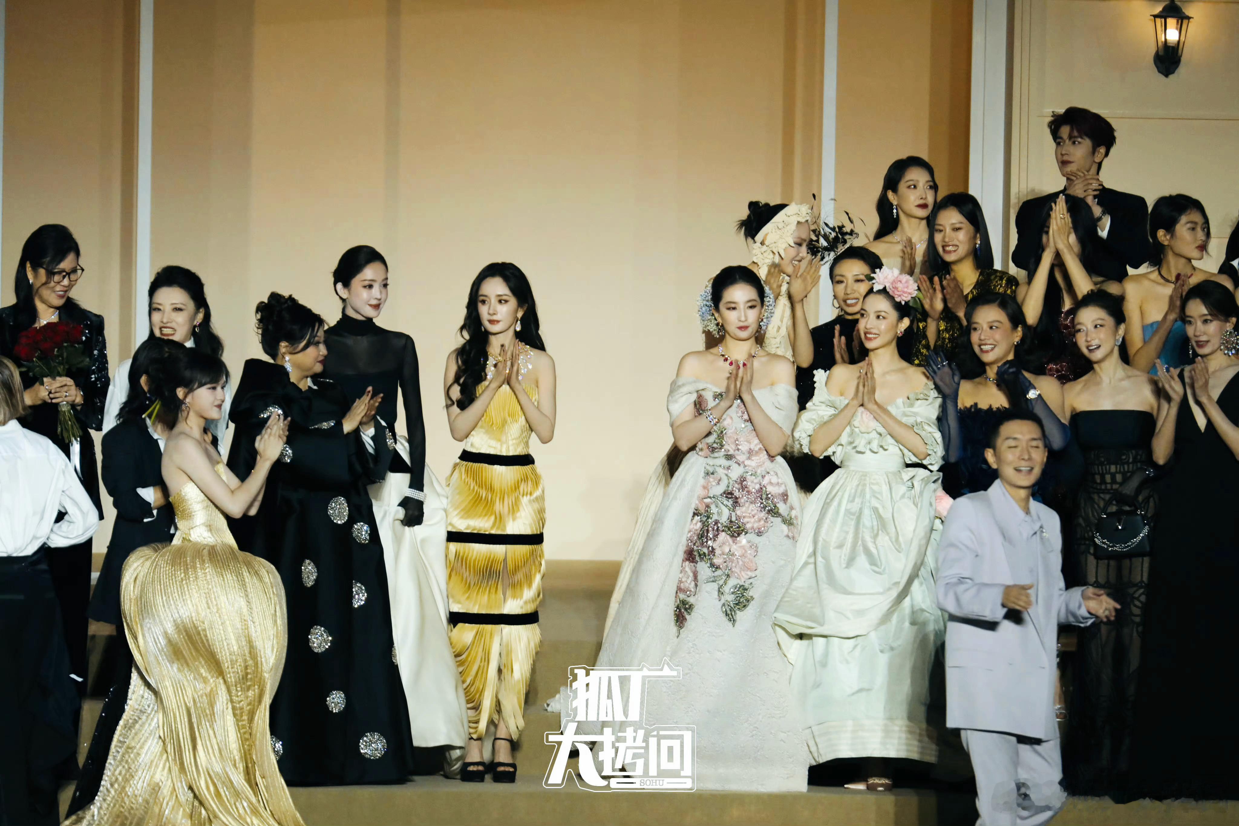 杨幂刘亦菲VOGUE红毯待遇 杨幂闪耀开场，大合影为左C位，双c之一，晚宴也是主