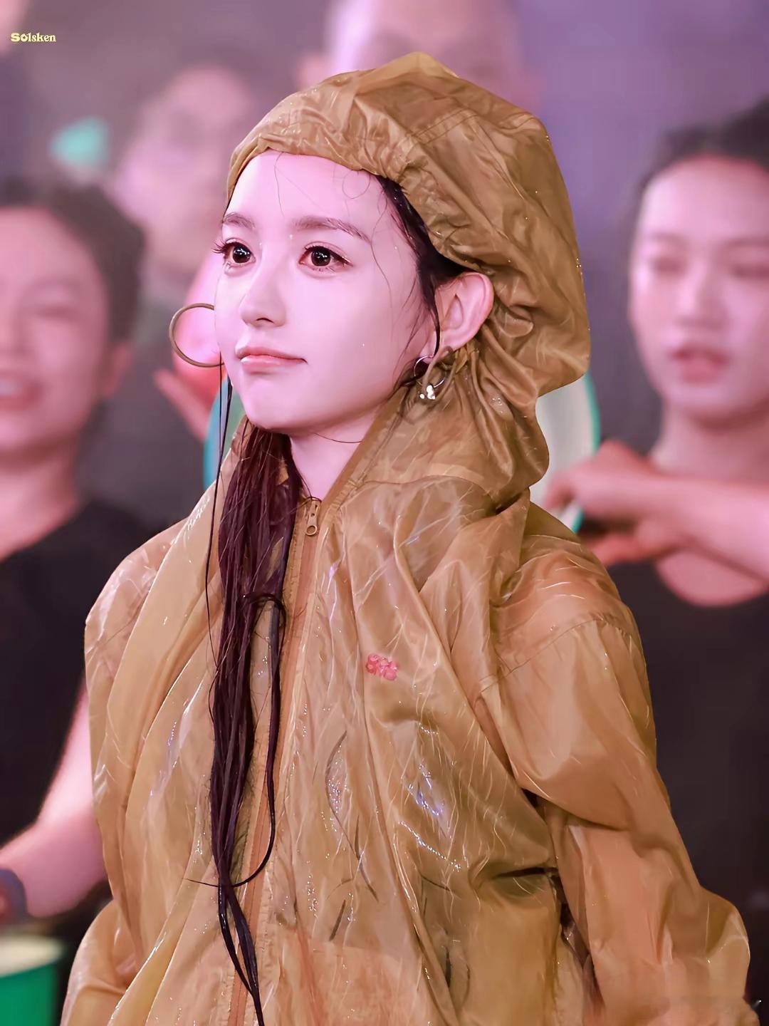 谁说田曦薇离不开刘海的！田曦薇被泼水脱妆都这么美萌 