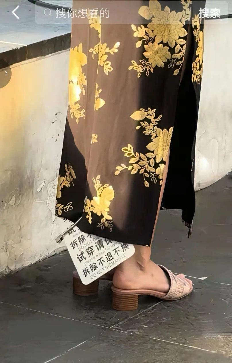 建议商家把吊牌一定要挂在胸前，写上谢绝白嫖！ 