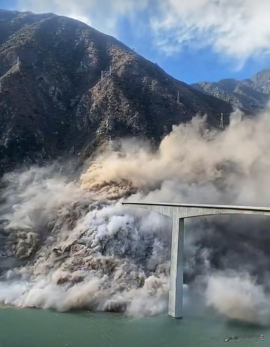 桥塌了，心里反而踏实了。

昨天下午四点左右，阿坝州马尔康市那座红旗桥，靠近山体