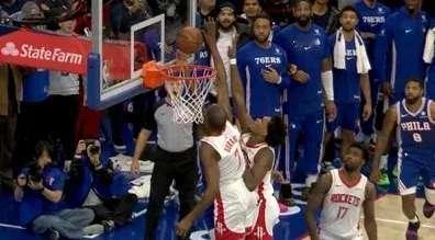 杜兰特绝杀干扰球视而不见，裁判帮火箭，但依然拿不下加时赛。

马克西压哨绝杀球遭