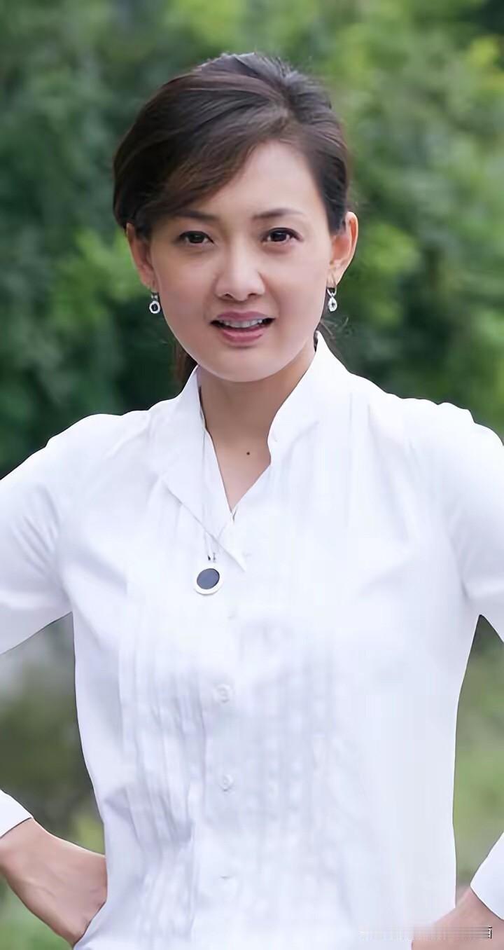 牛莉年轻的时候真的美啊，神采飞扬、自信满满，魅力不输当下顶流，那个时候的女演员不