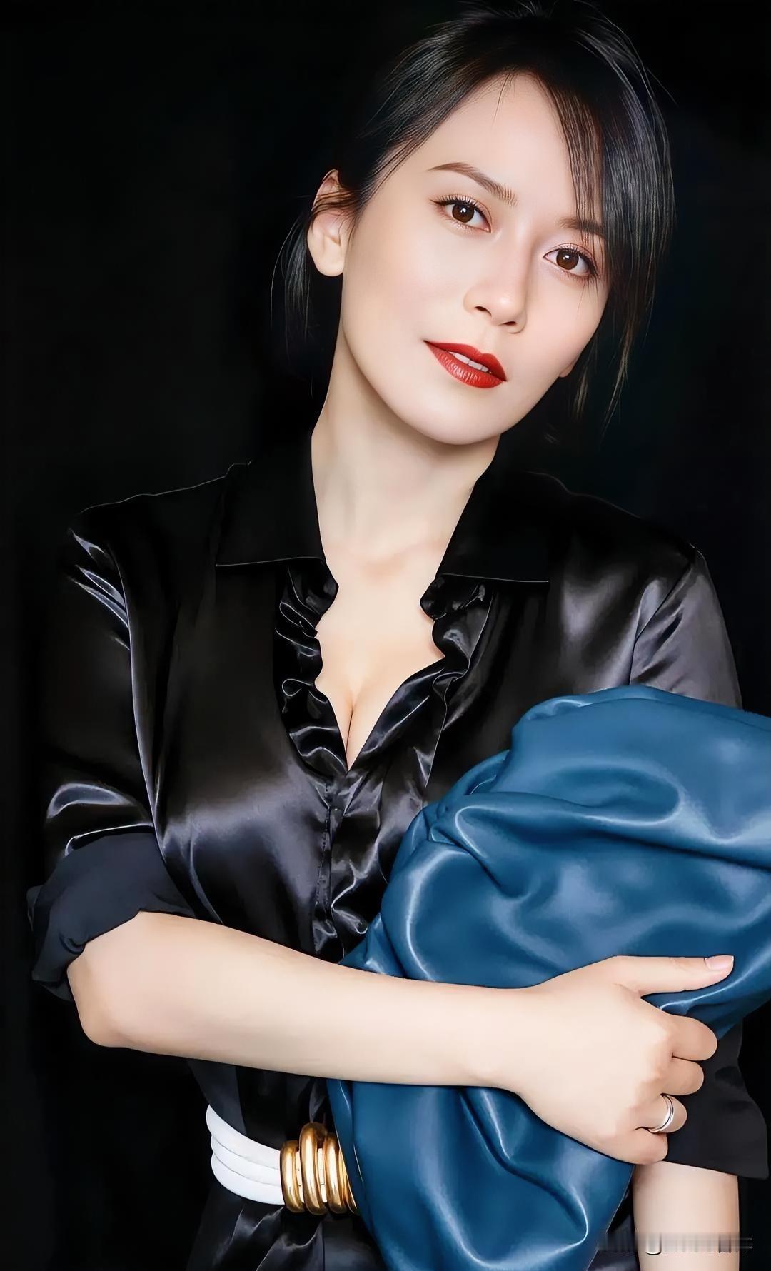 黑衫衬风骨，红唇凝韵，气质卓然。