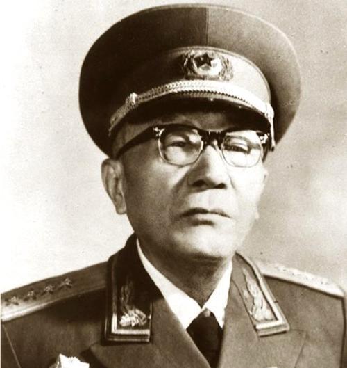 黄克诚有哪些重要功勋，凭借哪些能力在众多将领中力压陈赓与张云逸，位列第三大将？