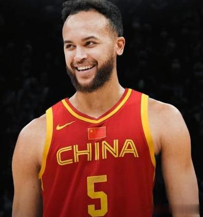 男篮热身赛：中国61-79不敌意大利，
李凯尔首秀得11分6篮板。
他的表现还算