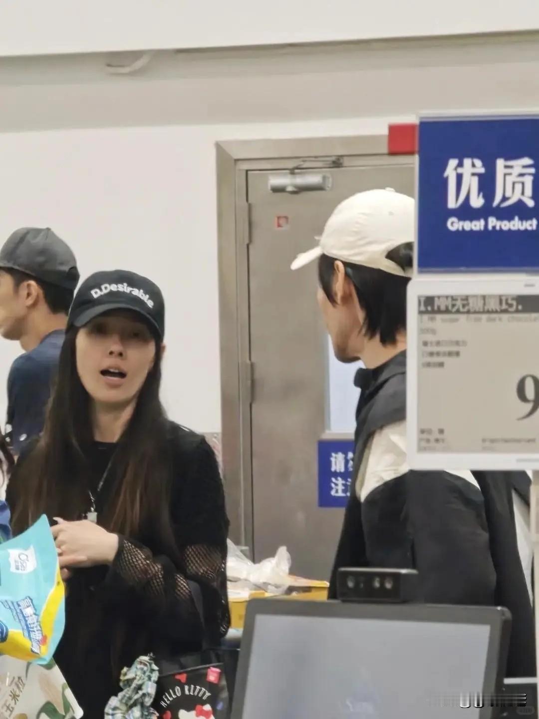 商场偶遇向佐郭碧婷带娃，一家四口画面实在有趣。向佐独自缩在角落，全程低头玩手机，
