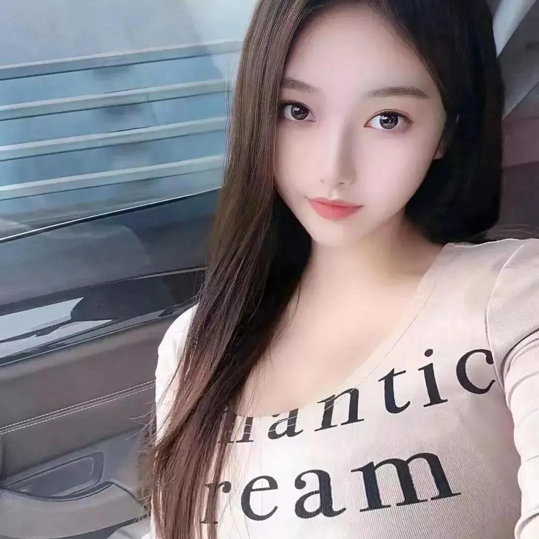 少女心事：窗边轻诉的海洋梦