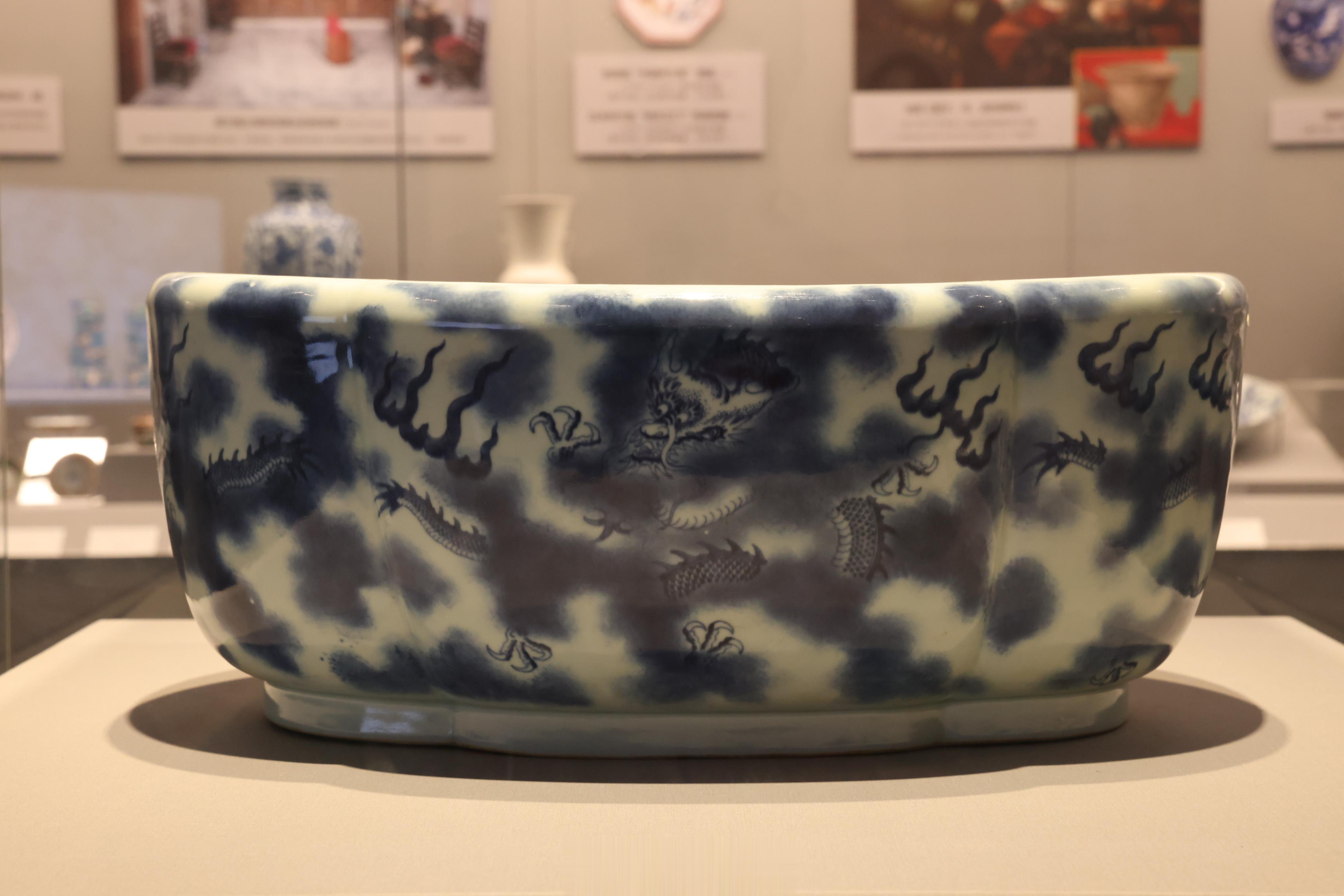 景德镇窑青花云龙纹海棠形花盆清末馆藏编号95.3545藏这个釉真是透着一股续焦的