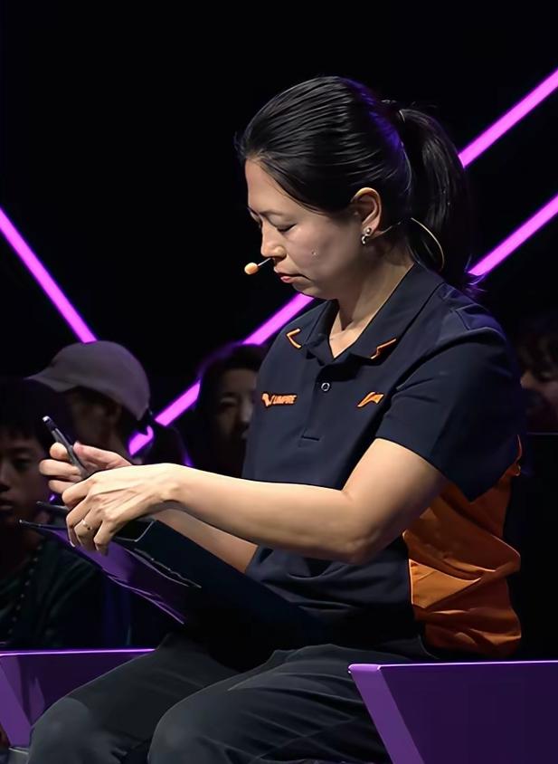 这女裁判让我们乒友无语！
今天陈熠和张本美和1/8比赛，当值女裁判判罚太过了，对