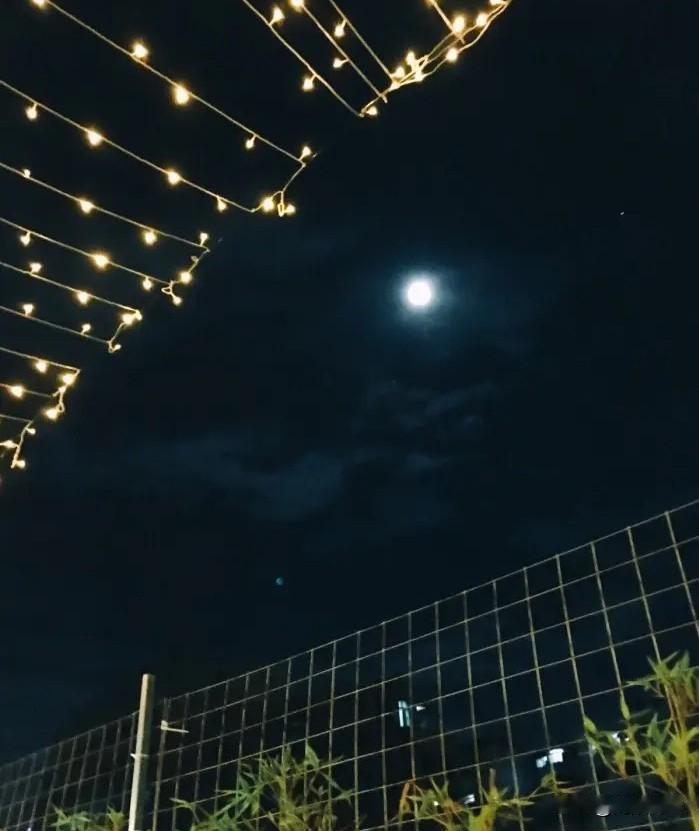 有没有和我们一样的，白天热的出不了门，晚上出门去哪里都是人，连车都没地方停[捂脸