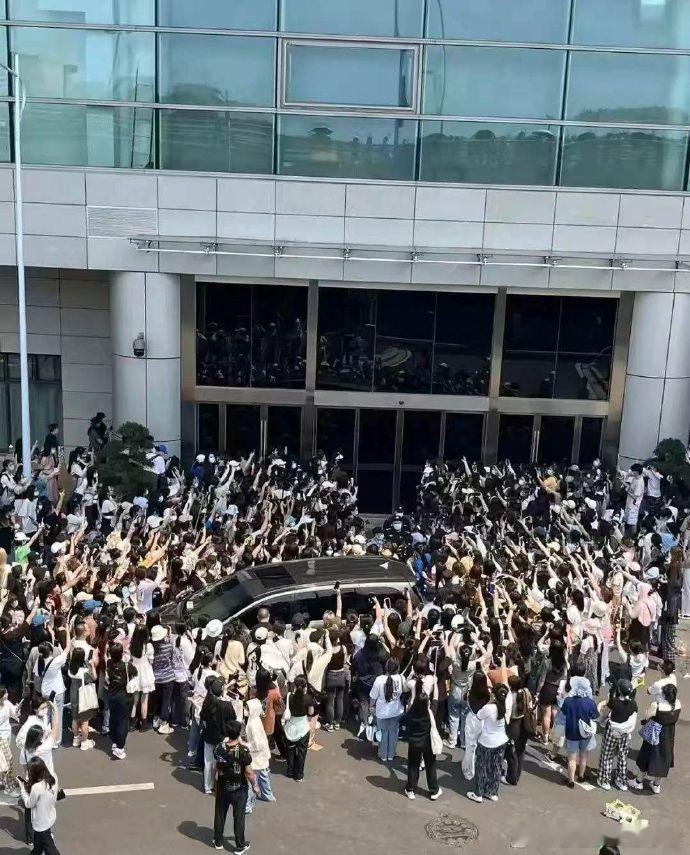 CORTIS上海活动跳GO CORTIS上海活动人气，好多人啊！CORTIS上海