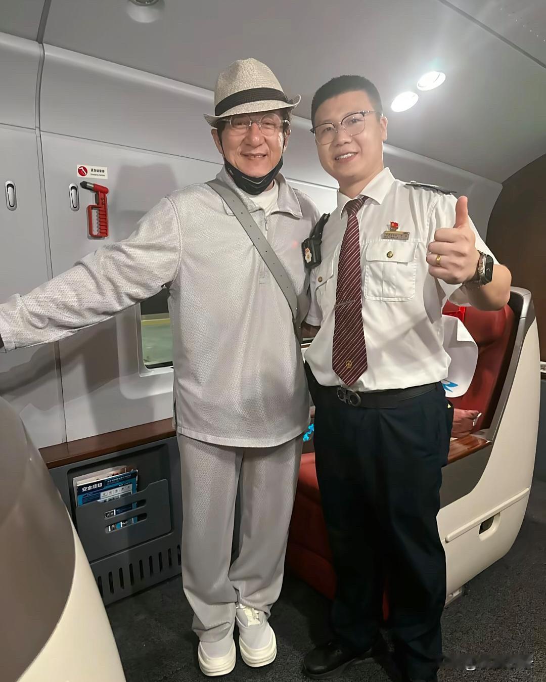 70岁成龙坐高铁被偶遇，他的穿衣打扮很绅士，整个人精神抖擞，比另一位功夫巨星李连