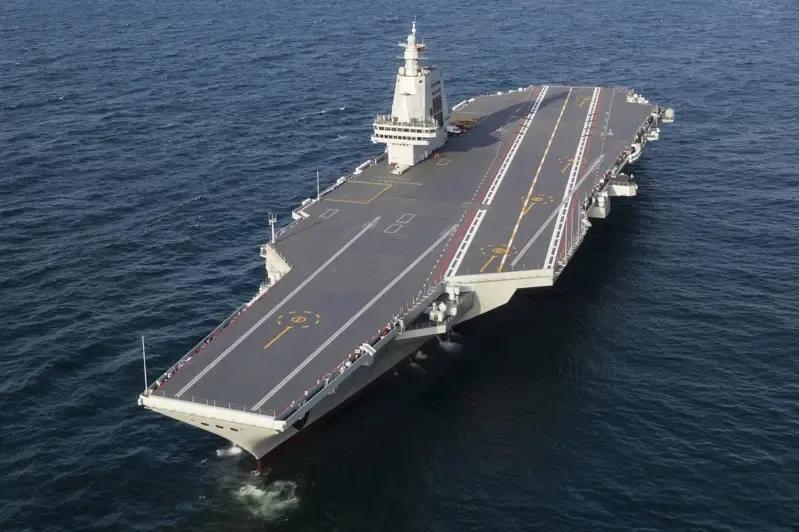 福建舰穿越台海，绿媒专家自欺欺人的闹剧

国产航母福建舰穿越台湾海峡，这可把民进