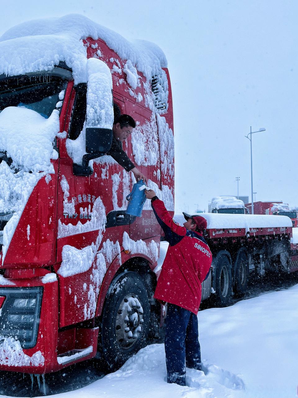 货运行业为什么运价越来越低？这个问题似乎成了许多司机、货主甚至行业观察者心头的“