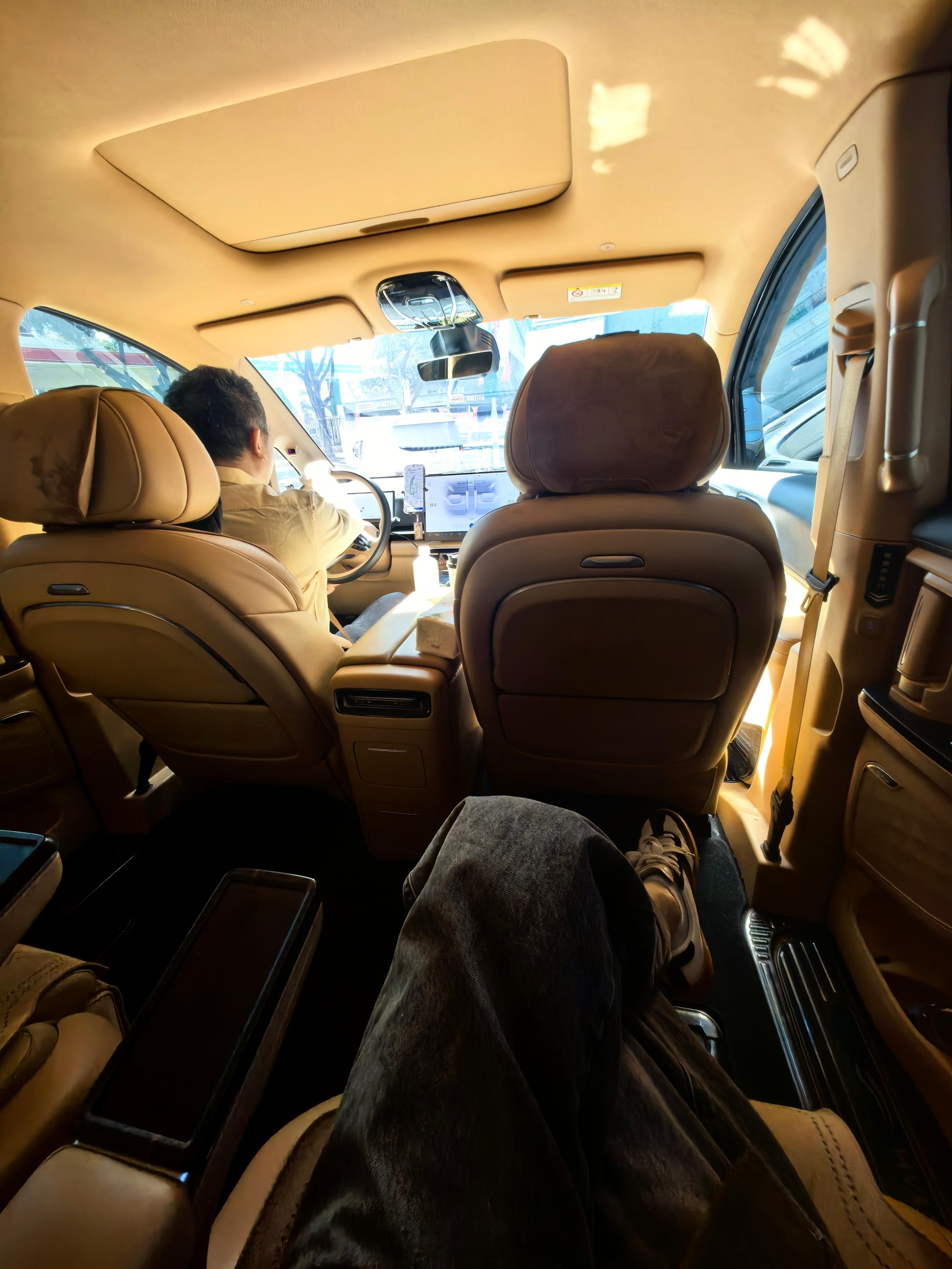 20号的活动，华为给了两晚住宿。22号离开广州，还给了一个单独的送机…猜猜车呢…