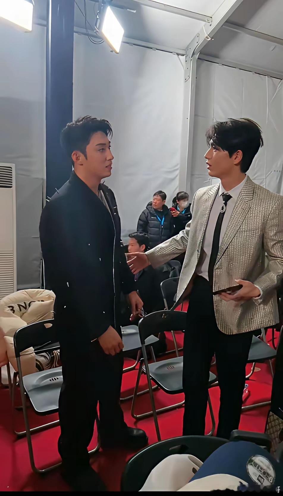 黄景瑜和张凌赫，好难选！一个钢铁直男，一个花样美男。黄景瑜身架太好看，虽然比张凌