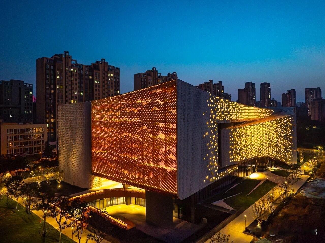 作为城市新晋艺术名片，这次压力测试会全面检验运营和服务，整改后11月中下旬就正式