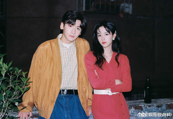 周也翟潇闻天台晚风照 周也翟潇闻你好1983新合照  谁能拒绝天台晚风里的俊男美