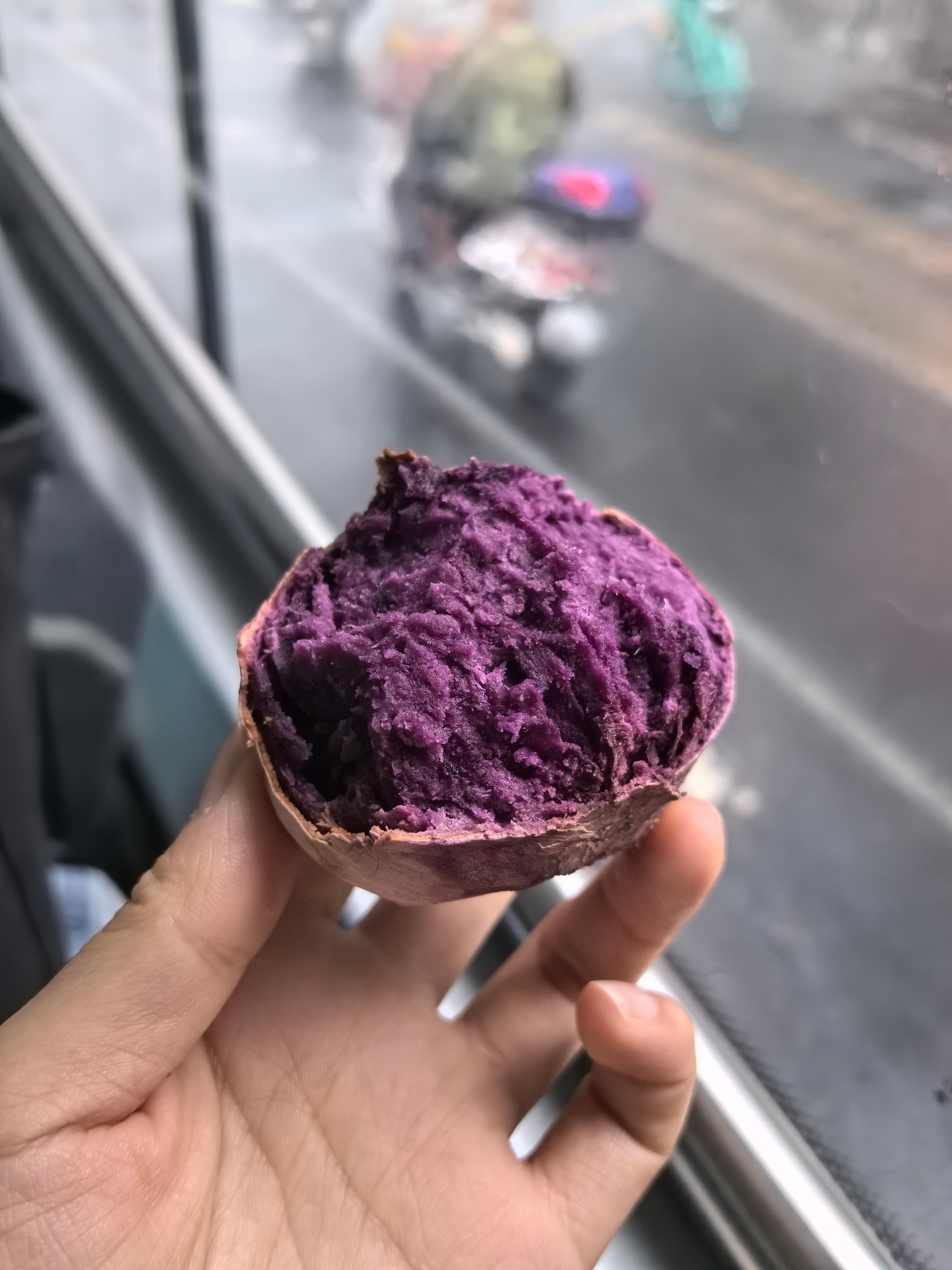 拿起个红苕飞奔赶车 ​​​