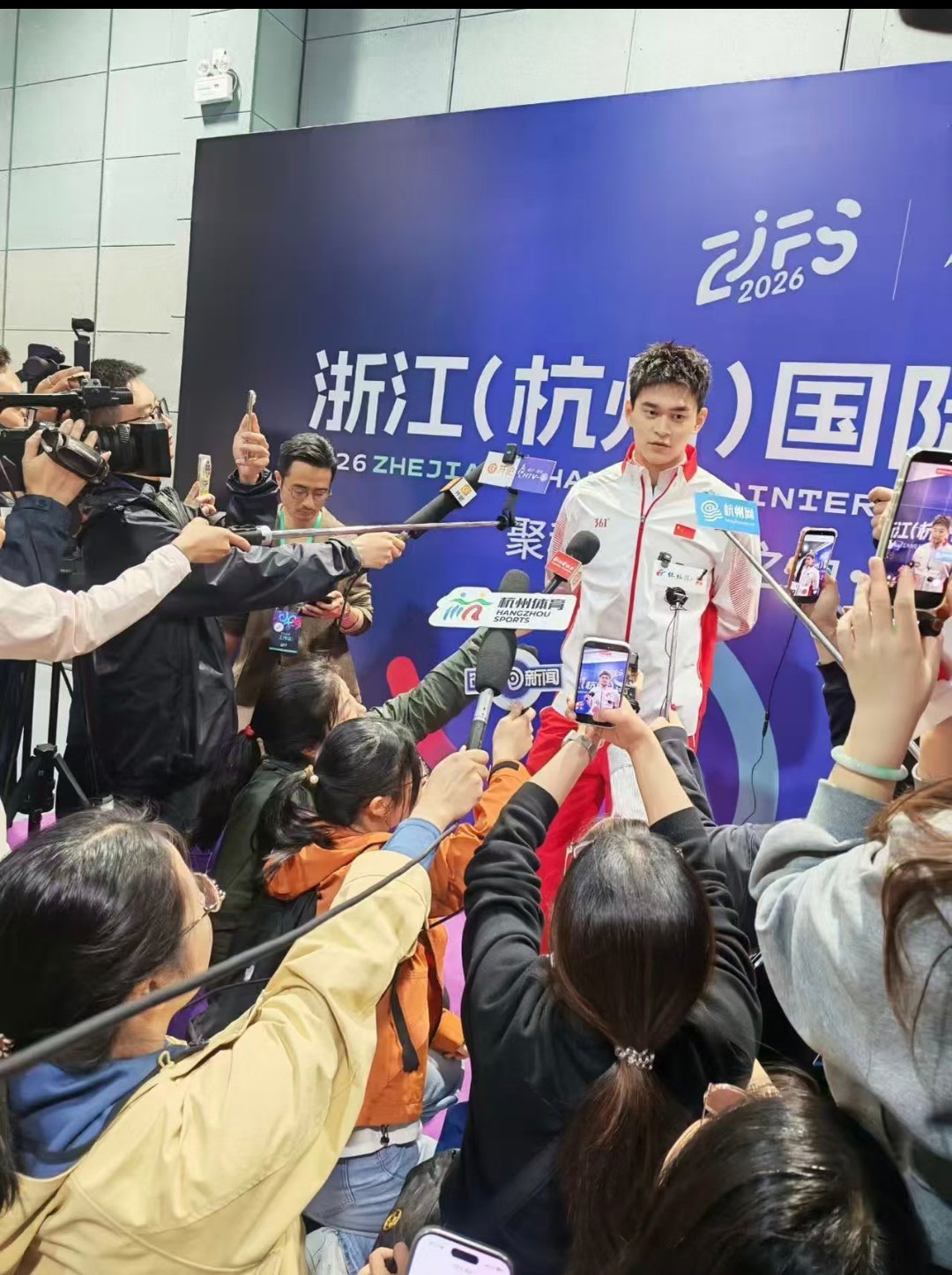 孙杨对低谷运动员的同理心孙杨 竞技体育从不只有荣光，低谷亦是常态。孙杨以亲身过往