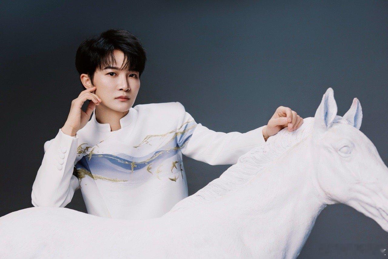 周深马年骑白马 周深春晚出发图🈶️。唱《山海经》的《吉量》，出发图也是跟白马拍