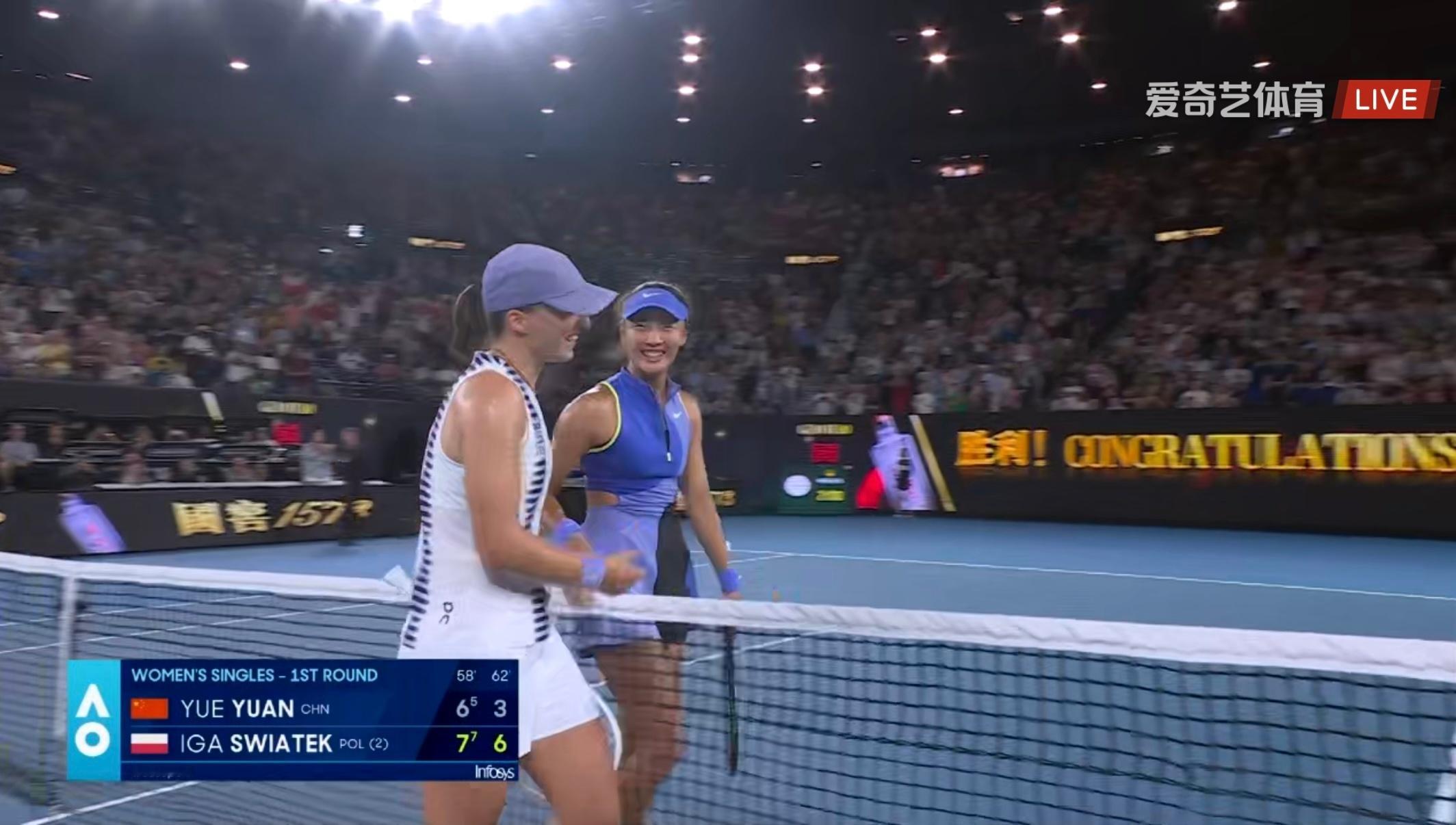 面带笑容与斯瓦泰克握手，把世界第2逼到这种程度属实不易，袁悦好样的2026澳网袁