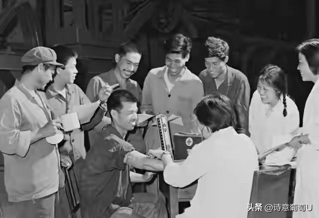 79年那会儿征兵体检，外科检查区排着老长的队。有个穿呢子大衣的小子，一看就养尊处