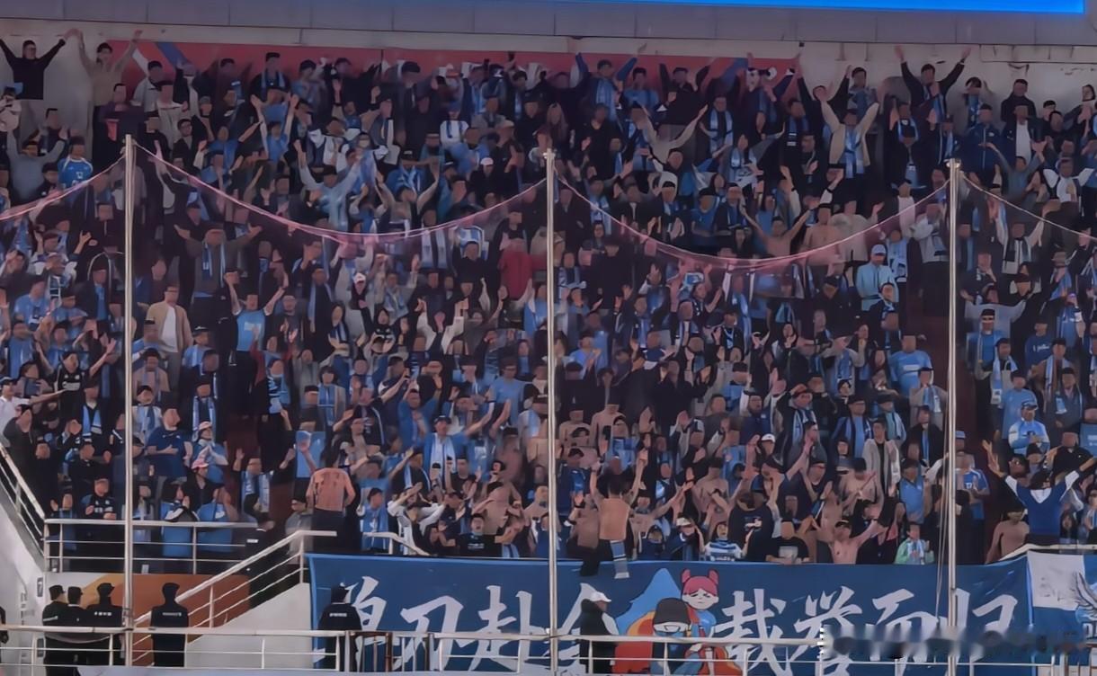 就在刚刚，济南奥林匹克体育中心，中超第四轮，山东泰山VS大连英博。

下半场不到