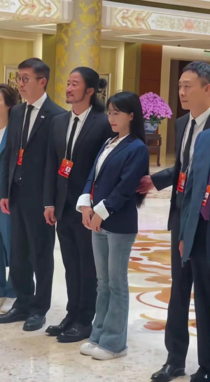 任何正经行业，但凡能做到top，都会让人非常尊敬，并且值得让大家尊敬。李子柒开创