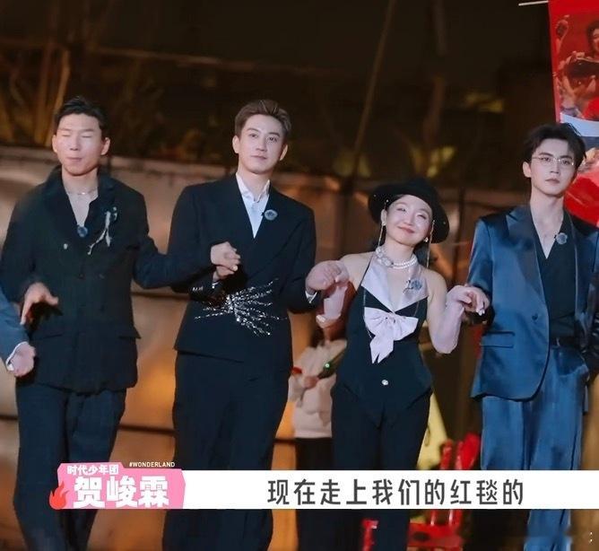 李嘉琦和180男团一起走红毯谁被桃花坞这支临时男团惊艳到了！李嘉琦带队红毯登场，
