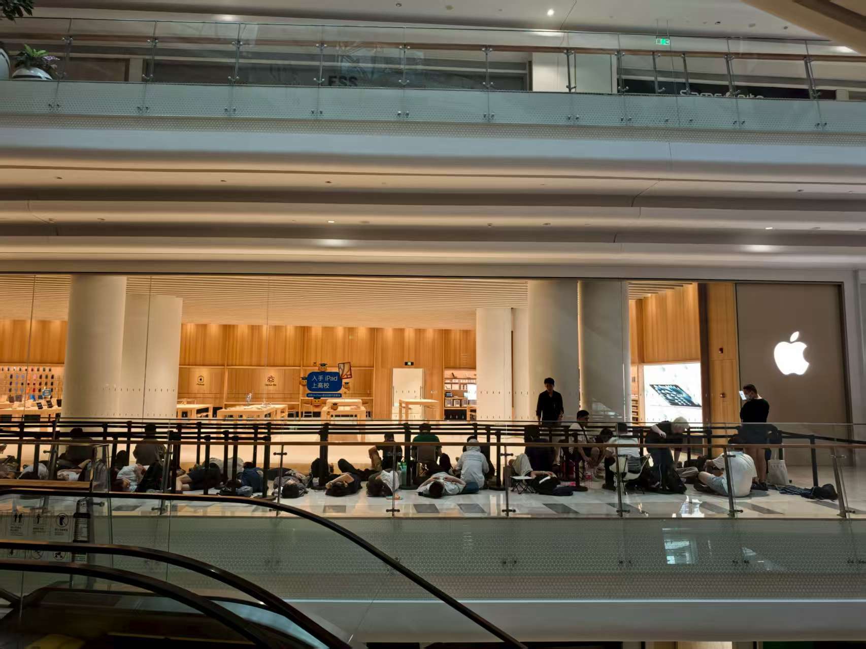 真果粉，已经有人在排队了，躺在地上都睡着了，深圳第三家Apple 前海壹方城零售