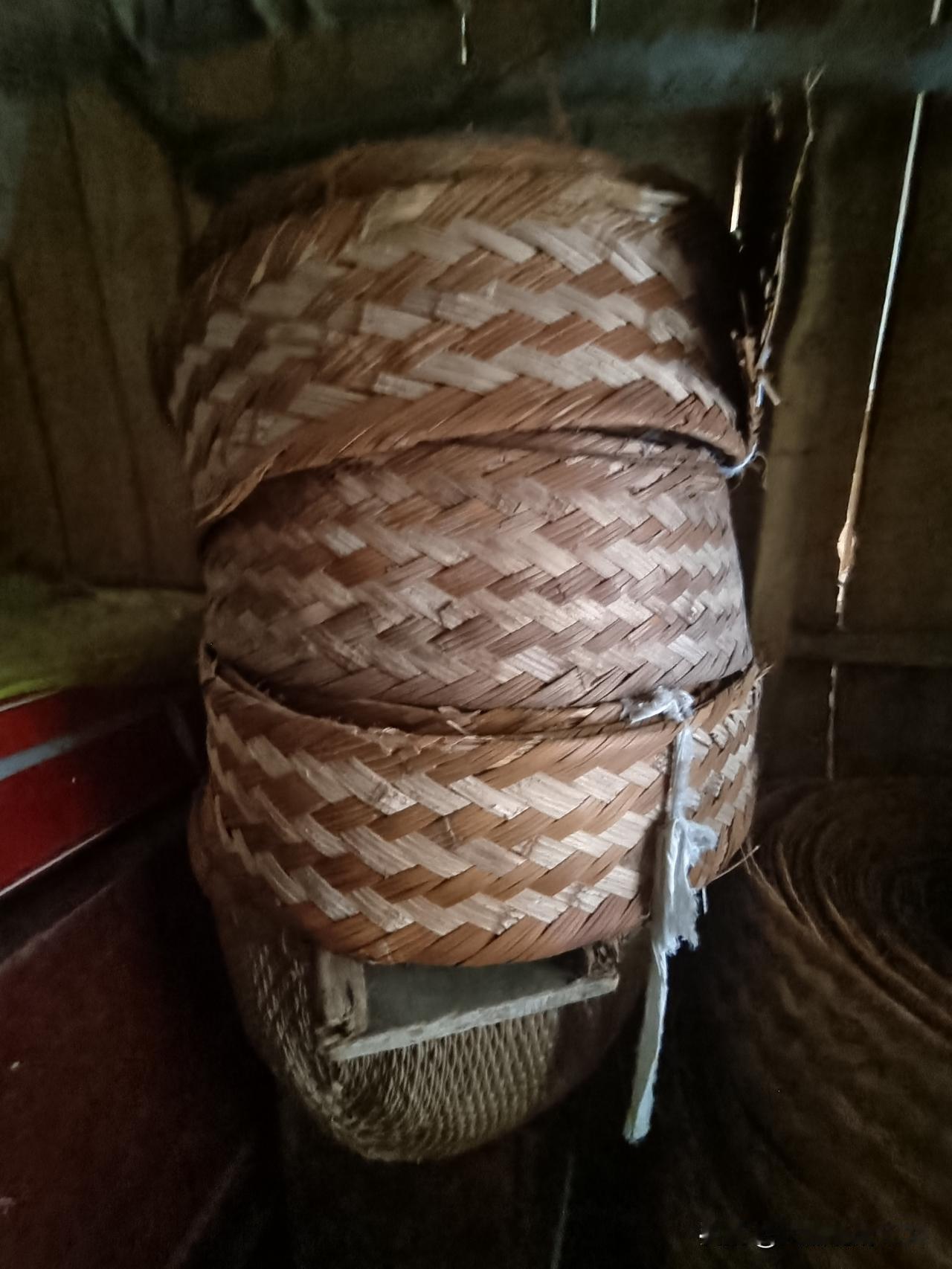 今天回老家上坟，在老屋子里看见了这个农用工具。（下图）

你们那里叫什么？干什么