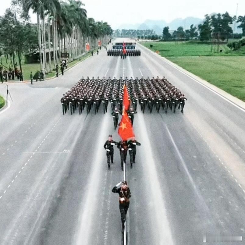 越南的阅兵排练，拍得还挺有氛围感。 ​​​