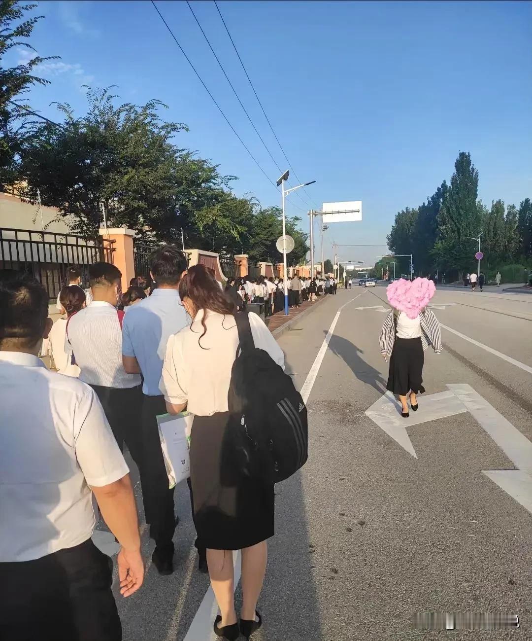 实施经理上个月有2次没写日报，1次没有周报，按规定要被扣500块。于是找到负责统