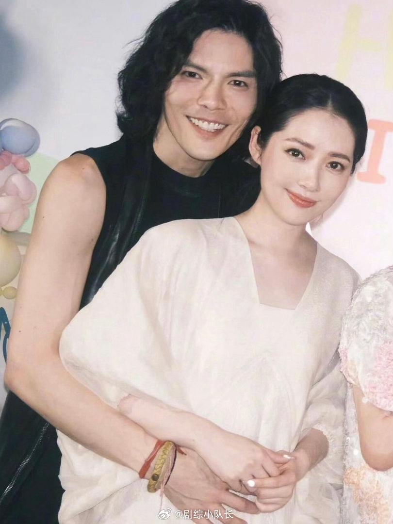 郭碧婷脱口秀首秀不好笑就露宿街头 向佐的名场面还热乎着，她就来了。仙气礼服配脱口