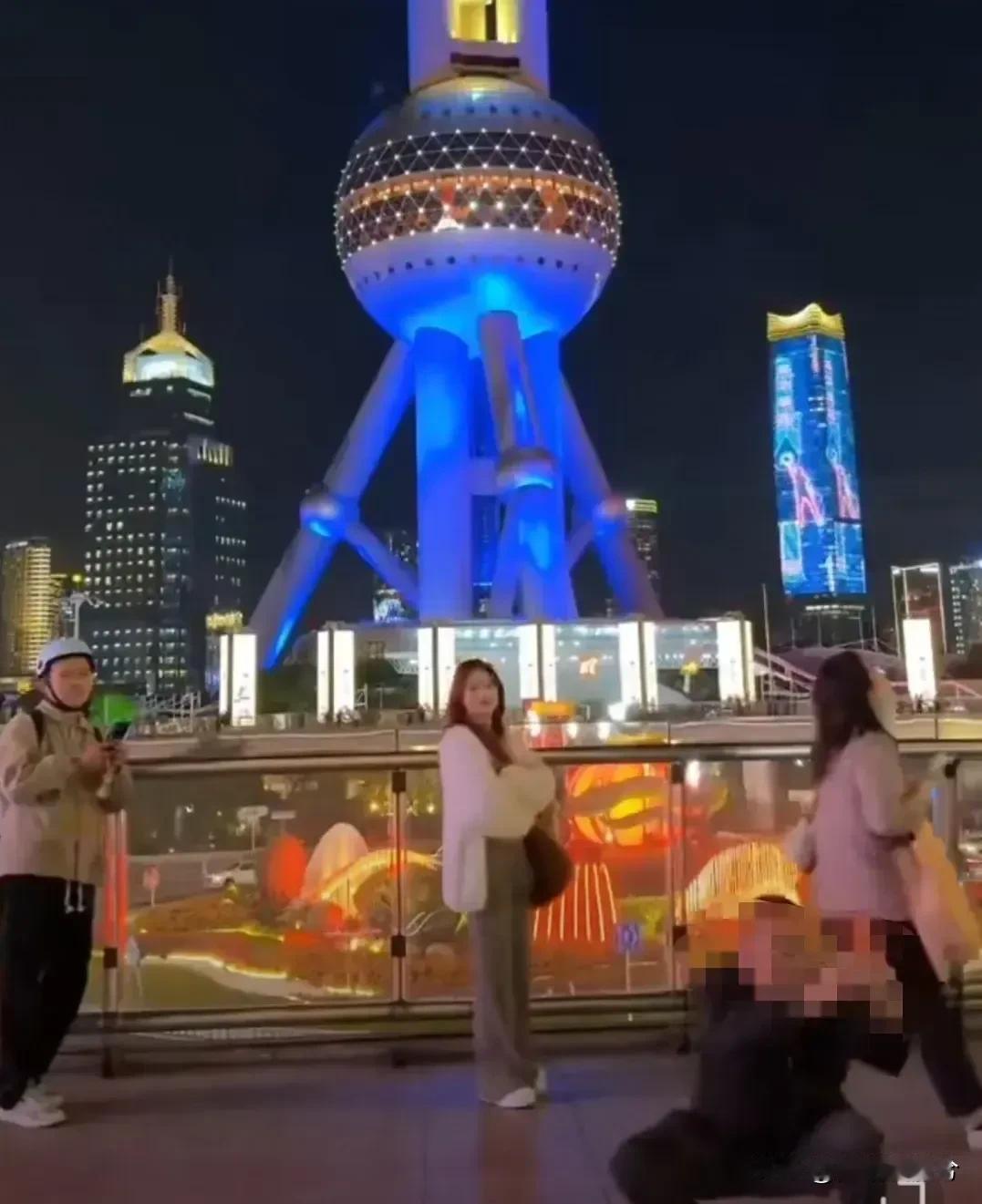 韩国女子身穿火辣服装在上海外滩测试，想看看多少中国男人会为自己停留并欣赏她的美丽