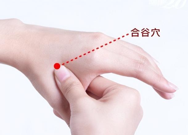 按合谷穴能给眼睛充电？听着像玄学对吧？可这套手法的铺垫，得从一个反常识开始讲起—