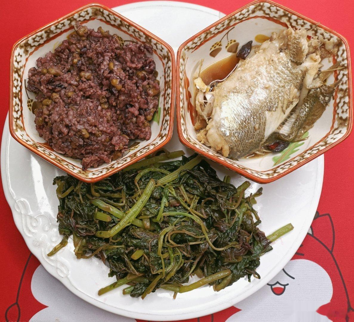 午餐：杂粮米饭，烧黄花鱼，焯拌紫苋菜，必须得处理一下家里放不住的食材，明天下午回